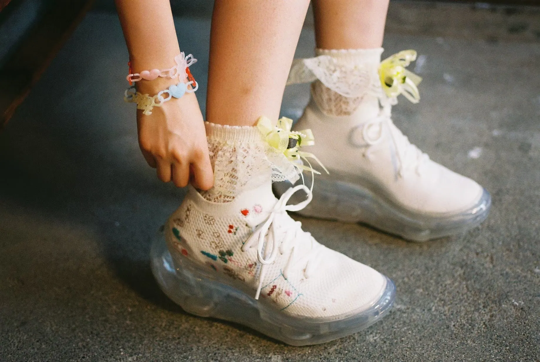 Hana's embroidery shoes / White